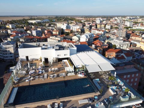 KE rediseña la azotea del Hotel One Caorle