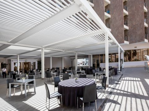 Doce pérgolas bioclimáticas hacen más practicable el hotel Meliá Alicante