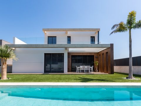 Soluciones Saxun para controlar la luz y el calor en una casa en la tierra del sol