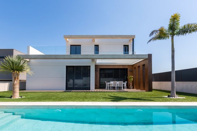 Soluciones Saxun para controlar la luz y el calor en una casa en la tierra del sol