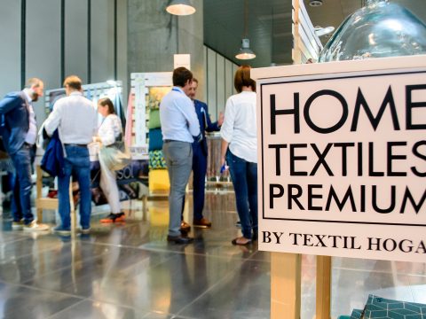 Home textiles Premium by Textilhogar cuelga el cartel de completo