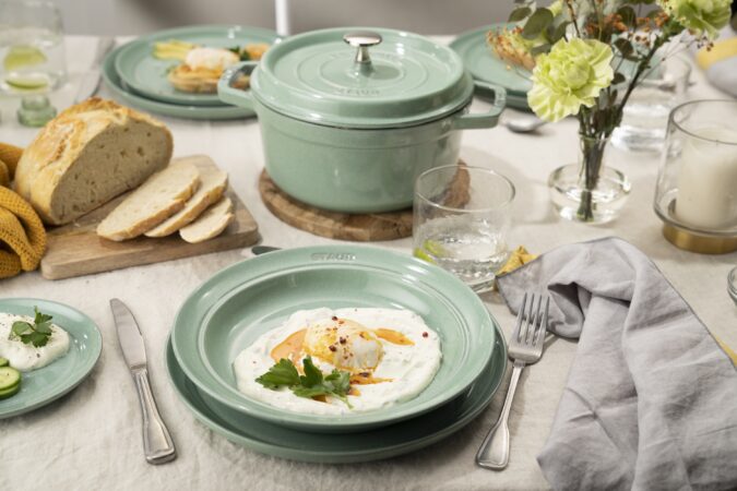 Salvia, inspiración bohemia en el más puro estilo “shabby chic” completa la colección Dining Line de Staub