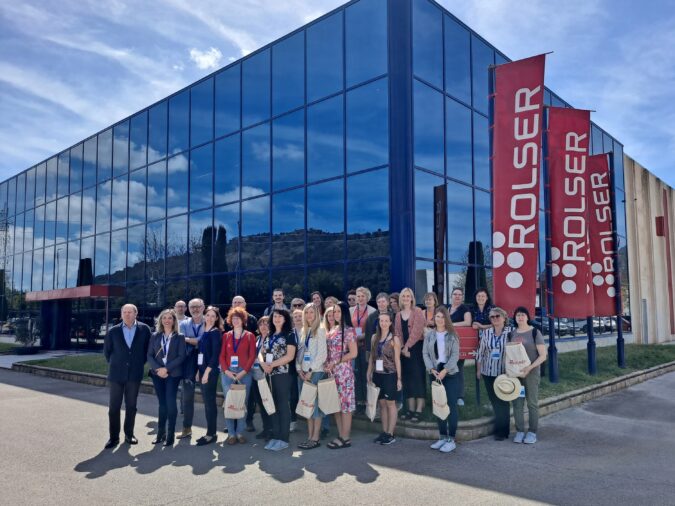 La directora general de Comercio, el alcalde de Pedreguer y la delegación letona del proyecto europeo TechGirls visita las instalaciones de ROLSER