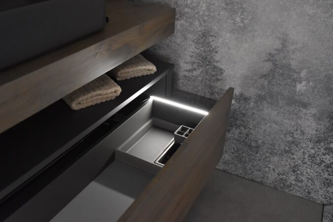 Decosan ilumina el interior de sus muebles de baño con Drawerlight