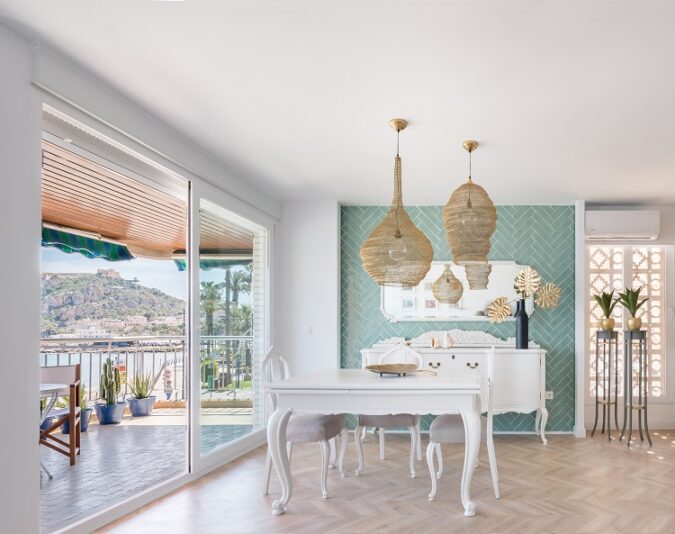Contemporaneidad y tradición se fusionan en la reforma de un apartamento de playa
