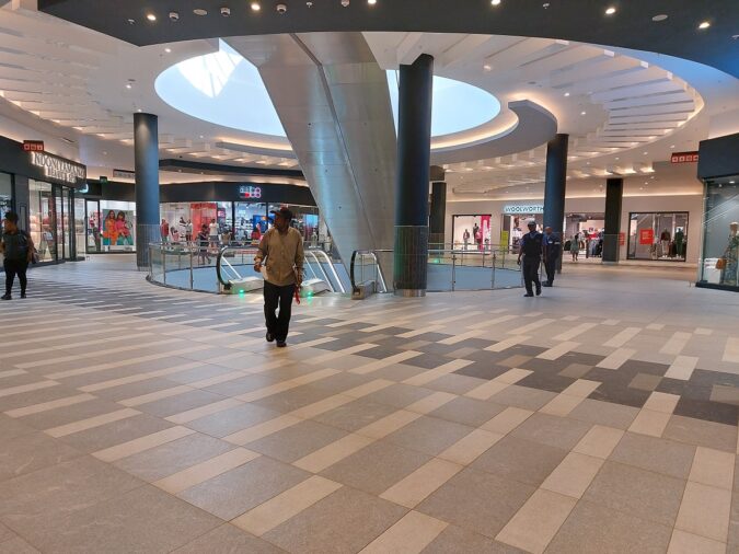 El centro comercial Bridge City Shopping Center renueva su imagen y elige a Caesar para sus zonas comunes.
