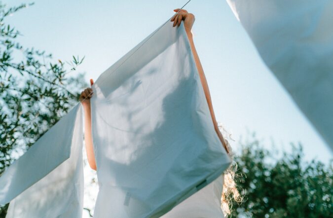 5+5 Consejos para prevenir y quitar las manchas de la ropa de cama