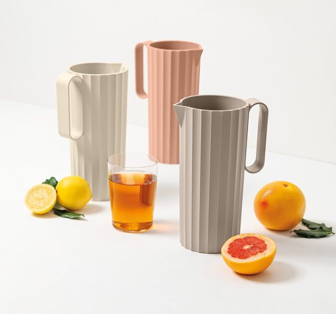 En la mesa con elegancia: la sinuosa y funcional jarra Hydria