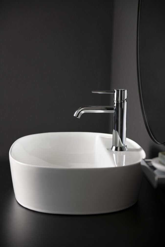 Kendra, la gama de lavabos de porcelana de Solerbath. de líneas orgánicas.