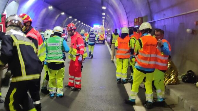 Profesionales del SUMMA 112 participan en un simulacro de accidente en el túnel de Guadarrama