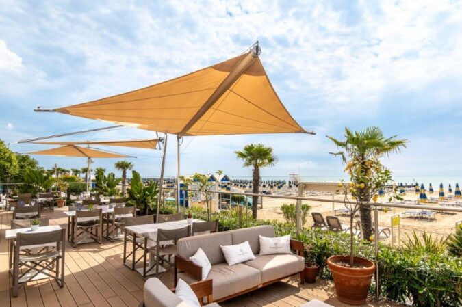 KE, con la ligereza de sus velas, diseña el espacio bienestar al aire libre en una terraza en la playa