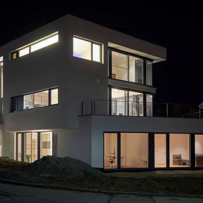 Un moderno edificio de viviendas revestido con gres porcelánico
