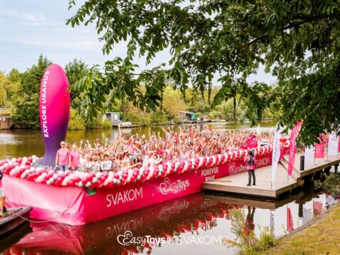 SVAKOM Presenta un Vibrador de 5 Metros en el Pride de Ámsterdam