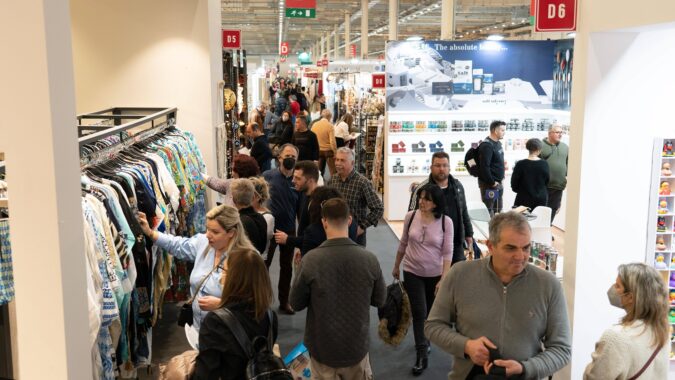 El sector de souvenirs se posiciona como motor del turismo y la economía local con 57.000 tiendas en España