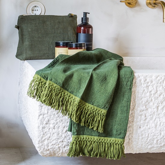 Navidades con Once Milano: la suavidad del lino y el terciopelo en tonos verde bosque y burdeos