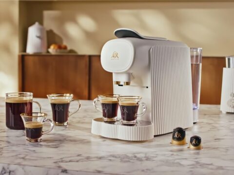 L’OR y Alessi crean una experiencia de café de diseño con la nueva cafetera de la gama Plissé