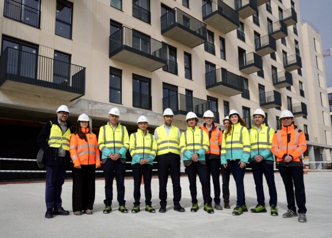 El ministro de Economía, Comercio y Empresa, Carlos Cuerpo, visita un ejemplo de construcción industrializada con Molins