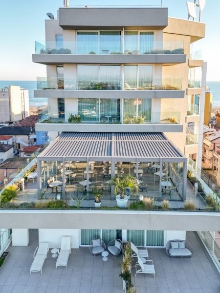 KE diseña el espacio de convivencia «todas las estaciones» del sky bar con vistas al mar del J44 Lifestyle Hotel en Jesolo