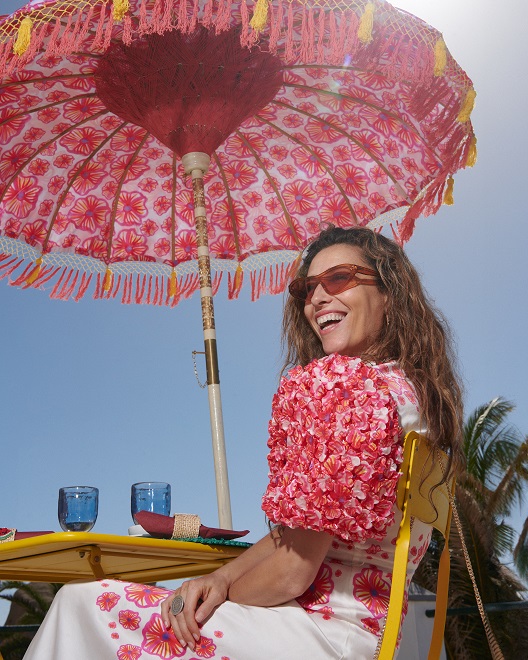 Moda bajo el sol: Celia B lanza una colección de sombrillas junto a East London Parasol Co