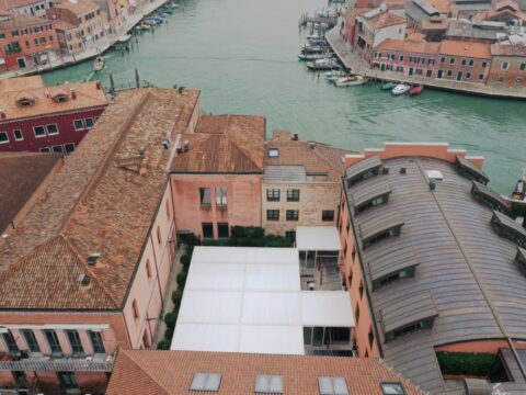 Kedry Prime de KE crea un nuevo espacio común sombreado para Hyatt Centric Murano Venice en Murano.