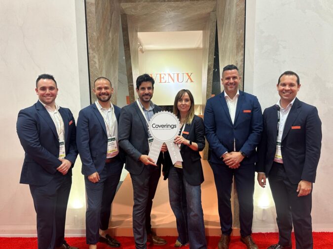 VENUX gana el premio al mejor stand en su primera participación en la feria Coverings´25