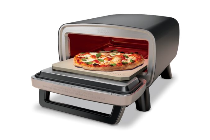 Ninja redefine la experiencia de hacer pizza al aire libre con el horno eléctrico de exterior Ninja Artisan
