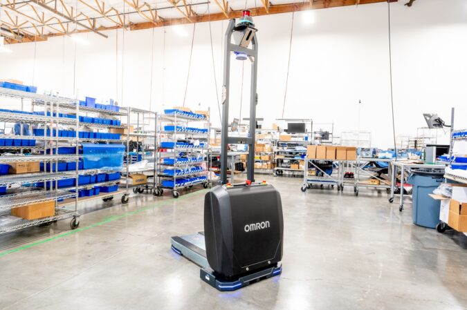 Omron presenta una solución completa de robot móvil autónomo para manipular materiales