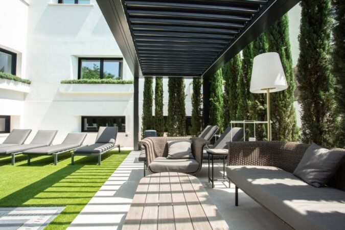 KE diseña el salón junto a la piscina y la azotea exterior de una villa en Madrid
