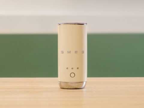 Textura perfecta, diseño icónico: así es el nuevo Espumador de Smeg