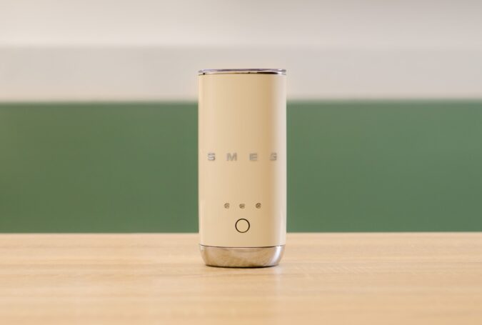 Textura perfecta, diseño icónico: así es el nuevo Espumador de Smeg