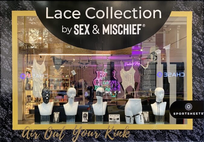 Lace Collection de Sportsheets en el escaparate del Museum of Sex de NY