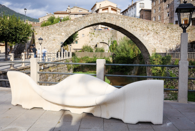 Aridditive Instala el Primer Banco de Hormigón Imprimido en 3D Inspirado en Gaudí en La Pobla de Lillet