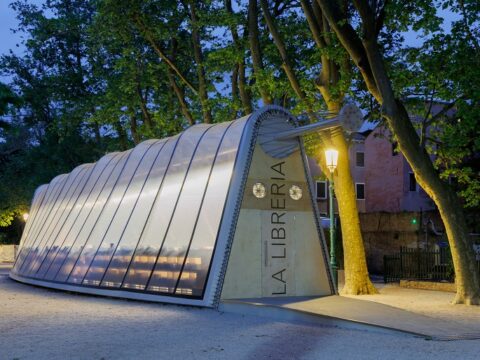 La Librería de Venecia envuelta en Tenseo Xtrem STFE 50 de Serge Ferrari Group