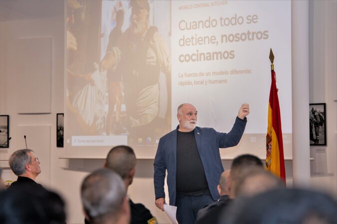 La UME recibe al chef José Andrés para compartir experiencias sobre la asistencia rápida en emergencias