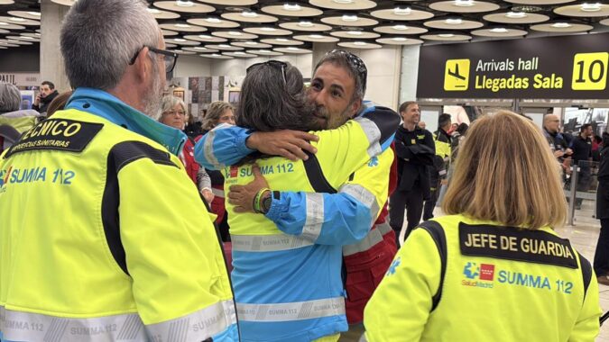 Una decena de profesionales del SUMMA 112 de la Comunidad de Madrid colaboran en la atención sanitaria en Jamaica tras el huracán Melissa