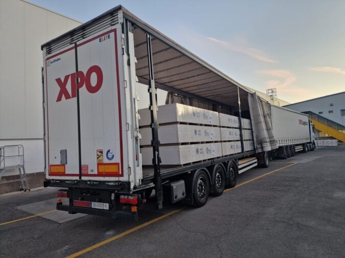 XPO Logistics y Saint-Gobain incorporan un duo-tráiler en sus operaciones en España