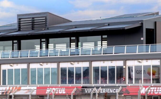 Diseño y planificación en pole position: el desafío de las cubiertas “suspendidas” para el área VIP de MotoGP