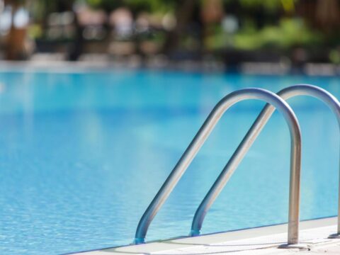 Dejar pasar una semana una fuga en la piscina puede multiplicar por seis la pérdida de agua