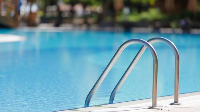 Dejar pasar una semana una fuga en la piscina puede multiplicar por seis la pérdida de agua