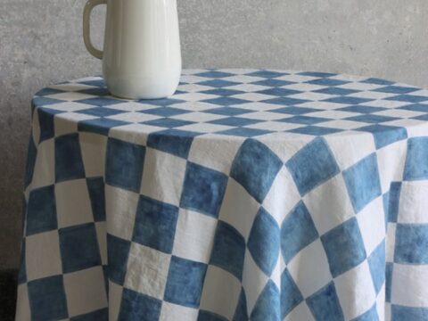 Once Milano: el nuevo estampado «Chess Pattern» se tiñe de azul
