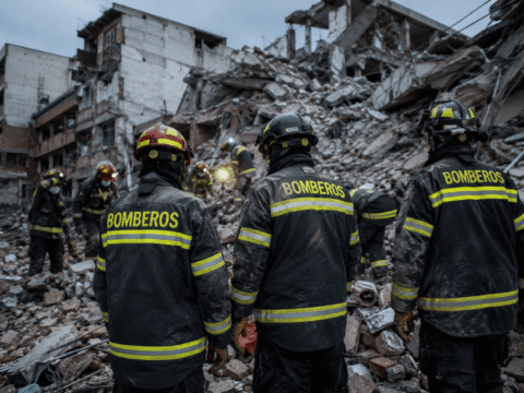 Bomberos españoles colaboran en las labores de rescate tras el terremoto de Venezuela