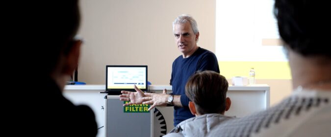 Mann-Filter comparte su experiencia en filtración con los futuros mecánicos