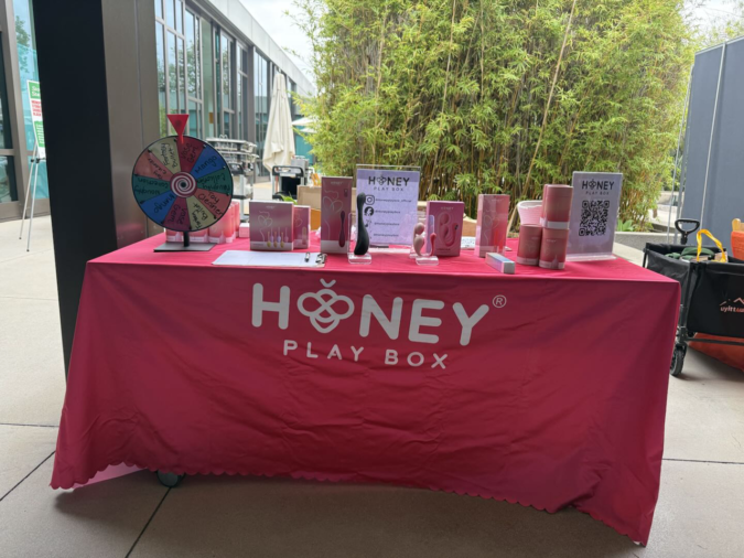Honey Play Box presenta AIRA en un encuentro sobre salud reproductiva