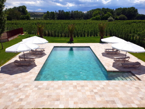 ACEPOOL: La precisión de la extrusión cerámica aplicada al diseño de piscinas contemporáneas