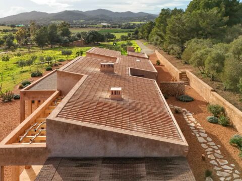 La teja cerámica refuerza su presencia en las cubiertas inclinadas de obra nueva en 2025