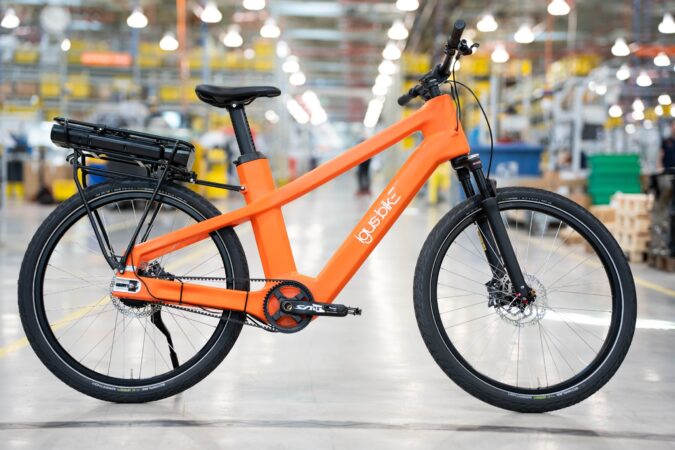 Igus presenta su primera bicicleta eléctrica fabricada con plástico reciclado de redes de pesca