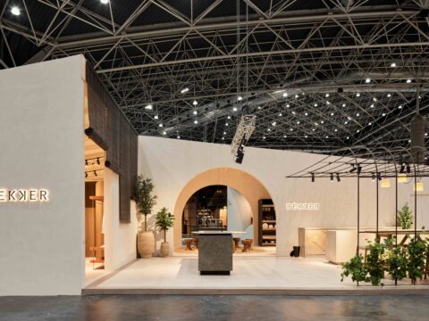REKKER reinterpreta la arquitectura tradicional para organizar la vivienda desde la cocina.